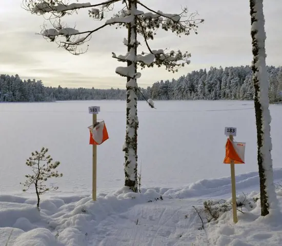 Kontroll i skidorientering vid en sjö