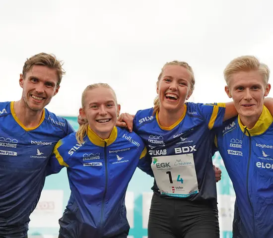 Segerlaget på sprintstafetten i Schweiz. Från vänster: Martin Regborn, Alva Sonesson, Hanna Lundberg och Jonatan Gustafsson.