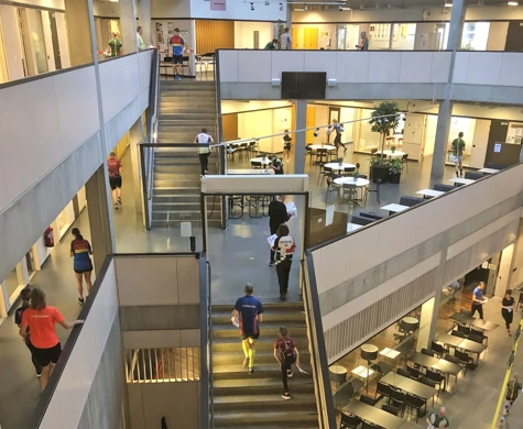 Inomhusorienterare rör sig i trappor och korridorer på olika plan.