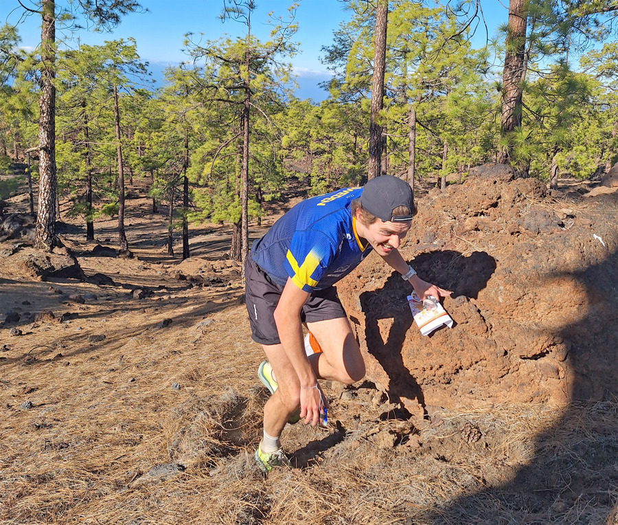 Max Peter Bejmer kämpar på i en av många uppförsbackar på det nyligen avslutade landslagslägret på Teneriffa. Bild: Håkan Carlsson.