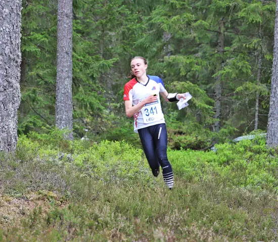 Freja Hjerne på väg mot tredje raka JSM-guldet på medeldistans.