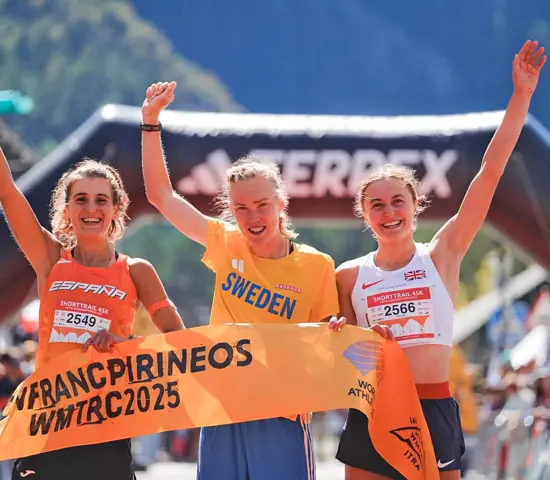 Tove Alexandersson tillsammans med tvåan Sara Alonso till vänster och trean Naomi Lang.