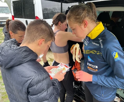 Hanna diskuterar kring kartan med Växjö OK:s Noel Braun efter torsdagens model event