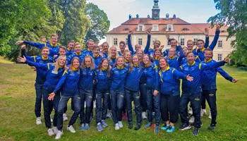 Aktiva och ledare i orienteringslandslaget i stor grupp och med stora leenden vid världscupen i Tjeckien hösten 2023. 
