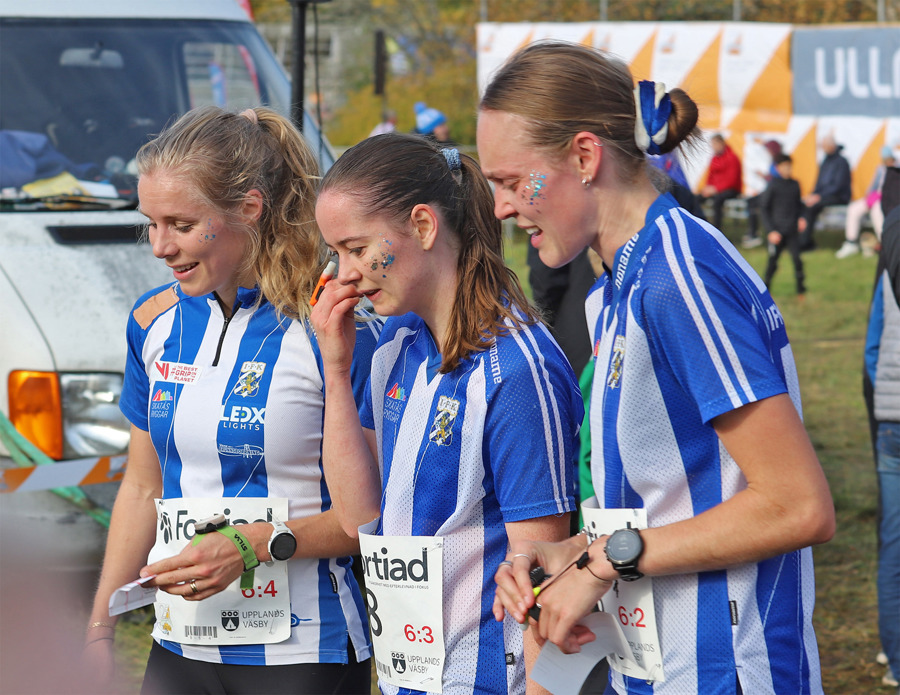 När IFK Göteborg vann 25-manna i lördags så sprang Sara sjätte sträckan. Här i eftersnack med lagkompisarna Ingrid Lundanes och Ida Agervik Kristiansson. Bild: Johan Trygg.