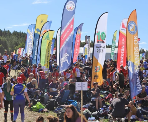 Klubbflaggor och orienterare på O-Ringen i Uppsala 2022.