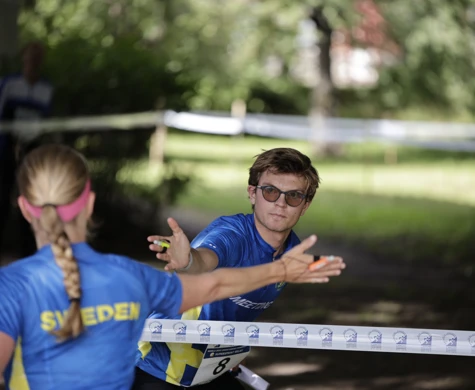 Ryggtavla av en kvinna som med handklapp växlar över till en man