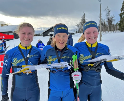 Från vänster: Frida Sandberg, Tove Alexandersson och Linda Lindkvist, efter trippelseger på världscupen i Norge 2023.