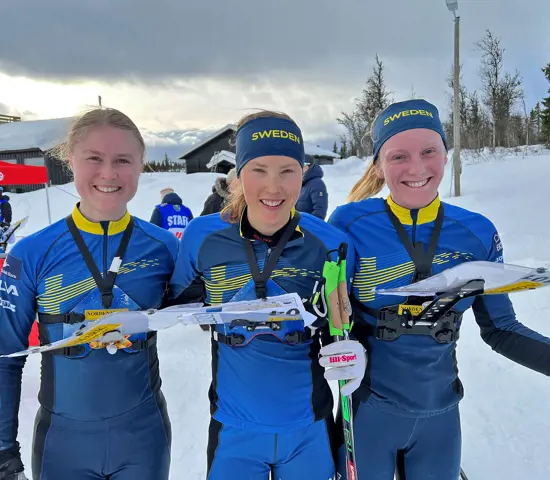 Från vänster: Frida Sandberg, Tove Alexandersson och Linda Lindkvist, efter trippelseger på världscupen i Norge 2023.