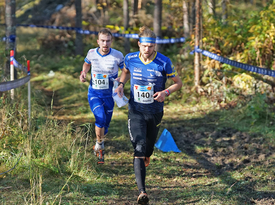 Gustav Bergman före Mika Kirmula på världscupstafetten i Finland. Bild: Tero Marjamäki.