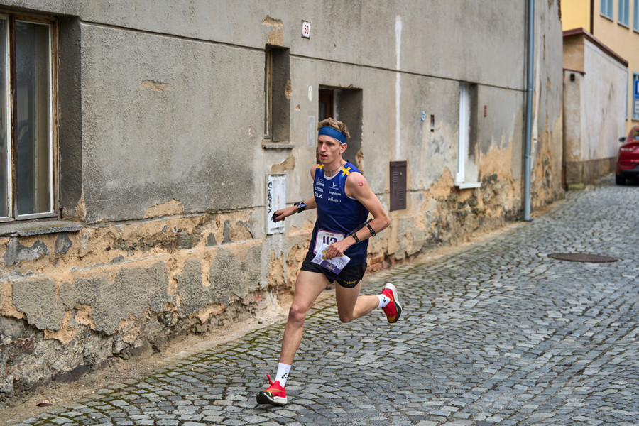 Linus Wernström sprintar genom Stribro. Foto: Petr Háp