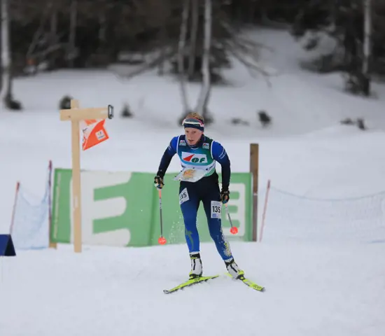 Linda Lindkvist spurtar mot mål på världscupens sprint i skidorientering.