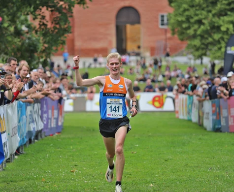 Jonatan Gustafsson sträcker handen i luften efter ett nytt SM-guld i sprint.