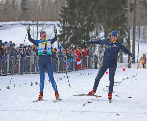 Elin Schagerström och Linus Rapp tillsammans över mållinjen.