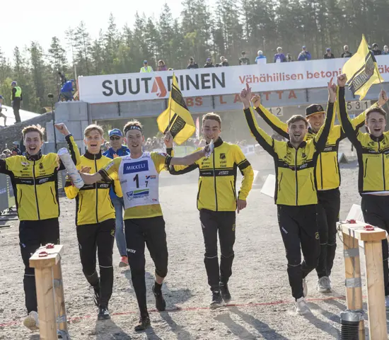 Stora Tuna OK springer över mållinjen som vinnare av Jukola 2025