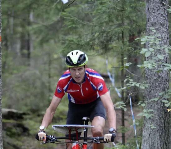Mountainbikeorienteraren Marcus Jansson trampar fram på en skogsstig.
