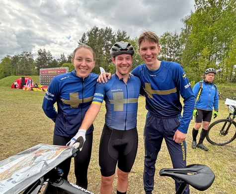 Sverige avslutade MTBO-EM i Litauen med en fin bronsmedalj i mixstafetten. Från vänster: Elvira Larsson, Rasmus Nordgren och Sverre Röjgård.