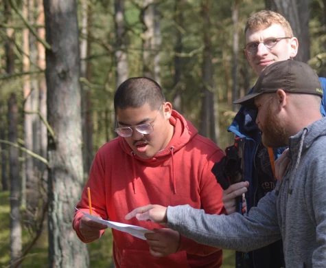 Tre personer diskuterar vägval vid pilotprojekt för paraorientering i Furuboda