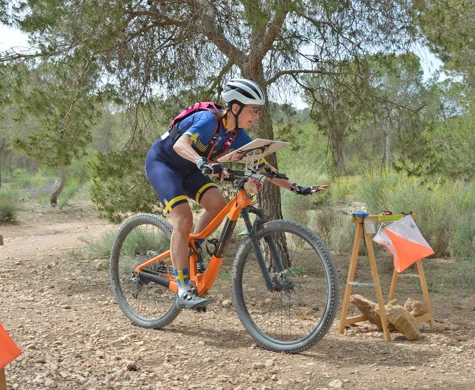 Monica Kollberg vann samtliga guld vid Veteran-VM i MTBO i Spanien. Här stämplar hon vid sista kontrollen på långdistansen.