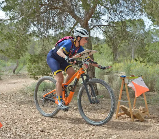 Monica Kollberg vann samtliga guld vid Veteran-VM i MTBO i Spanien. Här stämplar hon vid sista kontrollen på långdistansen.