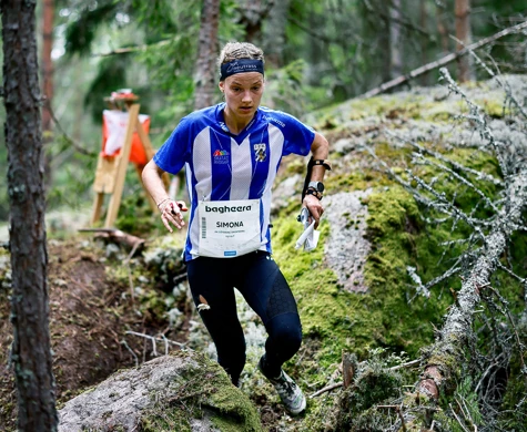 Schweiziska världsstjärnan Simona Aebersold springer Sverigepremiären i helgen. Bilden från O-Ringen 2024.