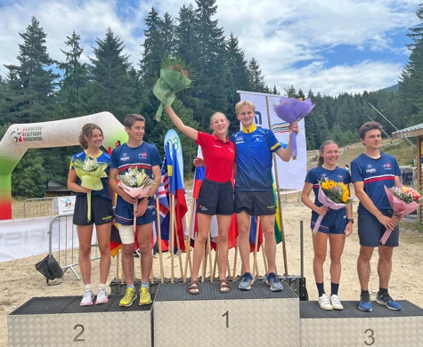 Axel Granqvist högst upp på pallen och Johanna Källvik Leufvén på silverplats efter medeldistansen på Student-VM i Bulgarien.