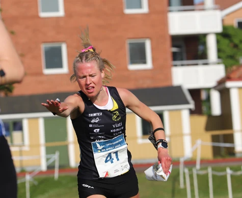 Tilda Östberg spurtar över mållinjen på SM-sprinten i Lund.