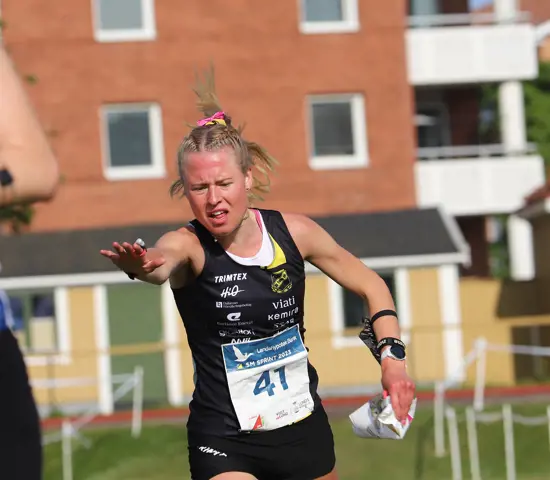 Tilda Östberg spurtar över mållinjen på SM-sprinten i Lund.