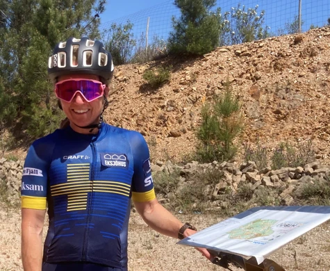 Cecilia Thomasson med sin cykel efter att tagit brons i masstart på EM.