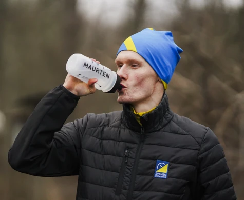 Jonatan Gustafsson fyller på med energi under ett träningspass