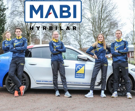Löpare från det svenska orienteringslandslaget står framför en hyrbil från MABI.