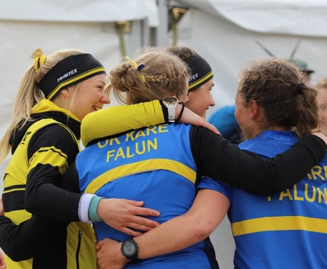 Lagkamrater och motståndare kramar om varandra och firar