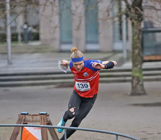 Gustav Bergman flyger mot seger på landslagstest i sprint på Söder i Stockholm.