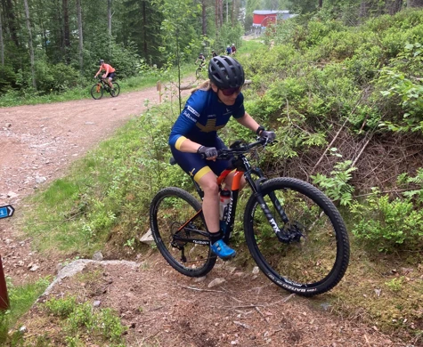 Anna Tiderman i landslaget i mountainbikeorientering på träning