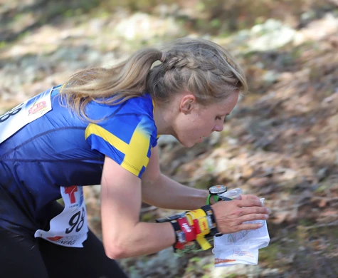 Sara Hagström läser kartan under världscupen i Norge.