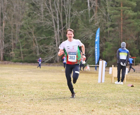 Simon Imark spurtar mot guld på Ultralång-SM i Nyköping. Natten mot fredag finns chansen till ett nytt guld på Natt-SM hemma i Stockholm för Imark.