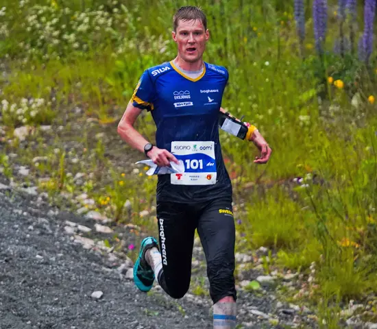 Anton Johansson på väg mot fjärde plats i medeldistanskvalet på VM i Finland.