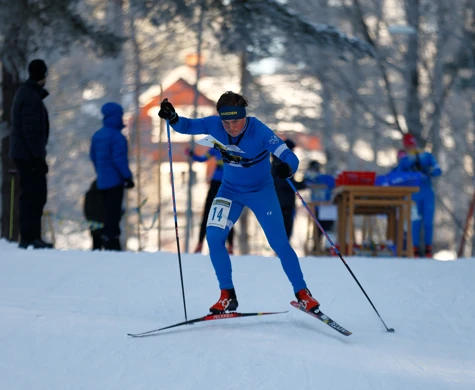 Jonatan Ståhl skejtar i full fart direkt efter start på skidorientering.