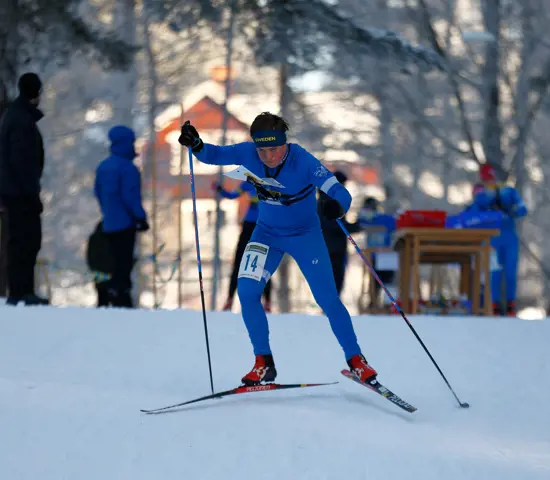 Jonatan Ståhl skejtar i full fart direkt efter start på skidorientering.