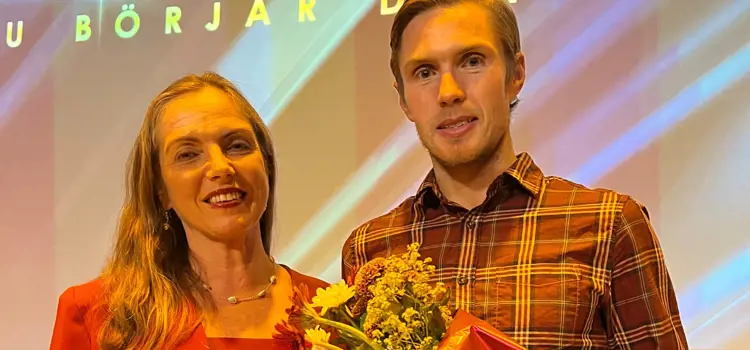 Martin Regborn mottar utmärkelsen Årets Orienterare av Svenska Orienteringsförbundets förbundschef Susanne Maarup. Bild: Johan Trygg.