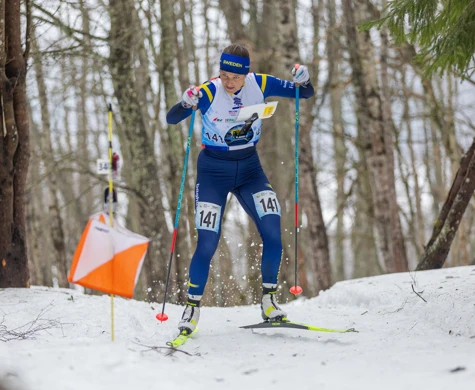 Magdalena Olsson är totalvinnare av världscupen i skidorientering 2024. Här vid en kontroll under sprinten vid världscupavslutningen i Estland.