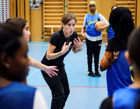 Bild på tränare som instruerar