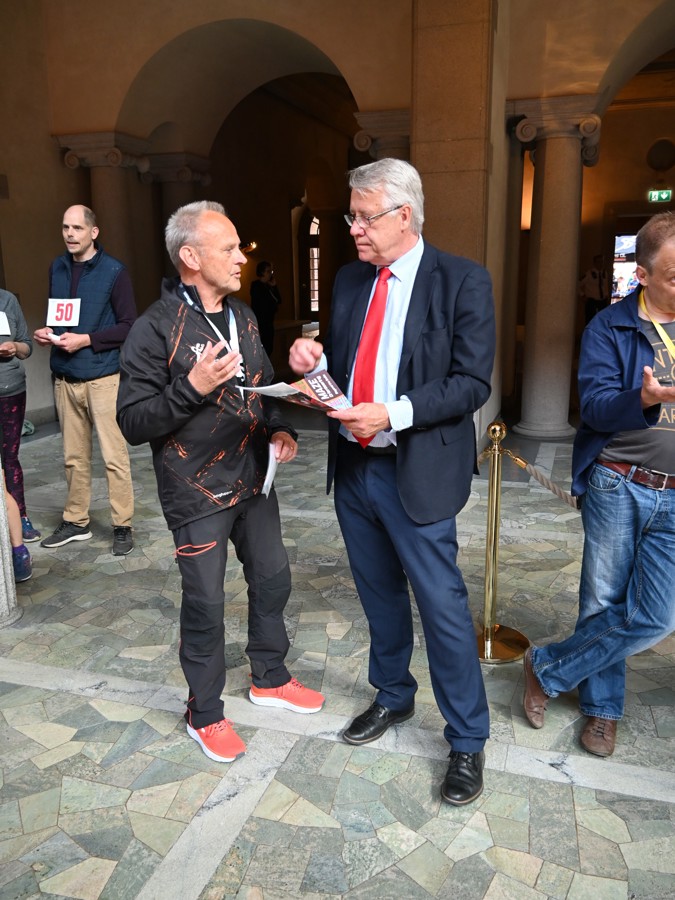 Maze-projektets Göran Andersson instruerar Jan Valeskog vid labyrinten i Blå Hallen