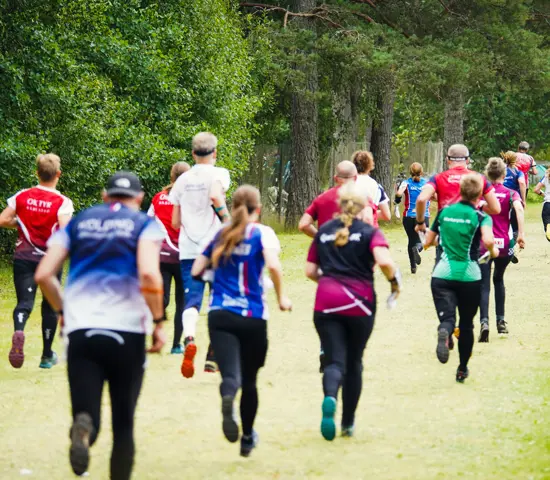 Orienterare springer mot mål