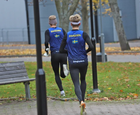 Isac von Krusenstierna och Axel Granqvist drar iväg under sprintkval i Huskvarna.