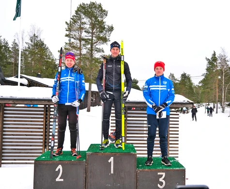 Rasmus Wickbom överst på pallen efter lördagens sprint. Till vänster tvåan Gustav Johnsson och till höger trean Jonatan Ståhl.