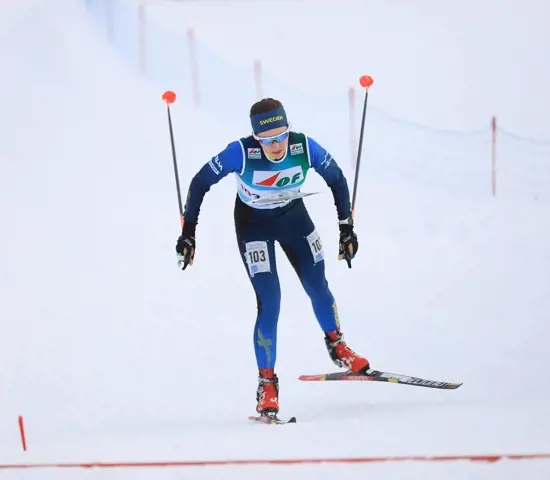 Evelina Wickbom spurtar mot mål under en deltävling i Ski-O-Tour.