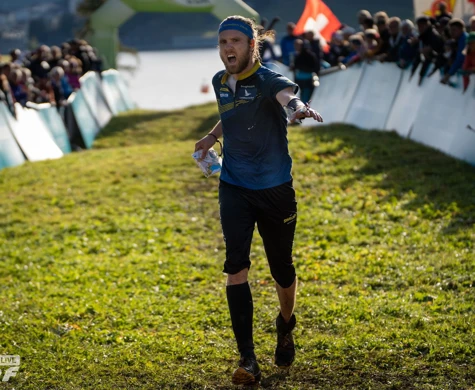 Gustav Bergman spurtar i mål vid världscupfinalen i Schweiz 2022.