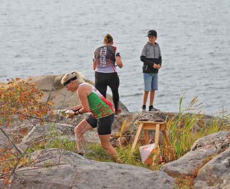 Inledningen på banorna vid Veteran-SM sprint bjöd på utmanande orientering på klipphällarna vid Öregrund.