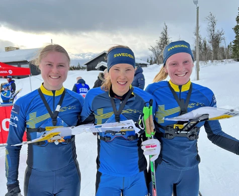Frida Sandberg, Tove Alexandersson och Linda Lindkvist med glada miner efter målgång och trippelseger vid världscupen i Norge.